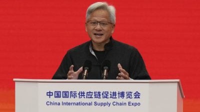 黄仁勋穿唐装亮相链博会　称赞中国AI模型是“世界级”