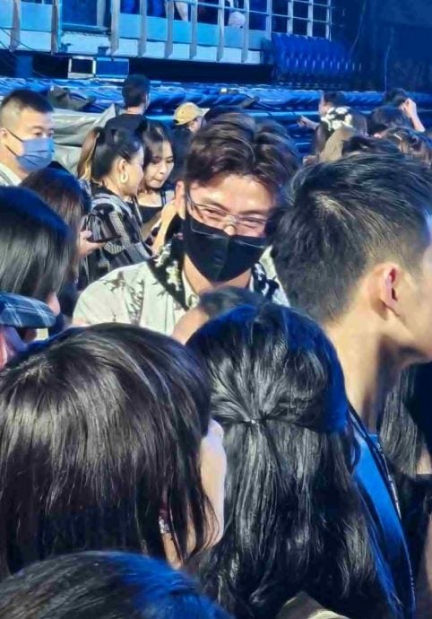 黄宗泽来马看GD演唱会 身旁女伴掀热议