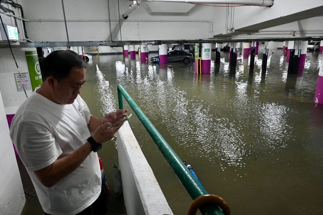 黑色暴雨警告　香港岛东区成泽国　筲箕湾耀兴道惊现瀑布群