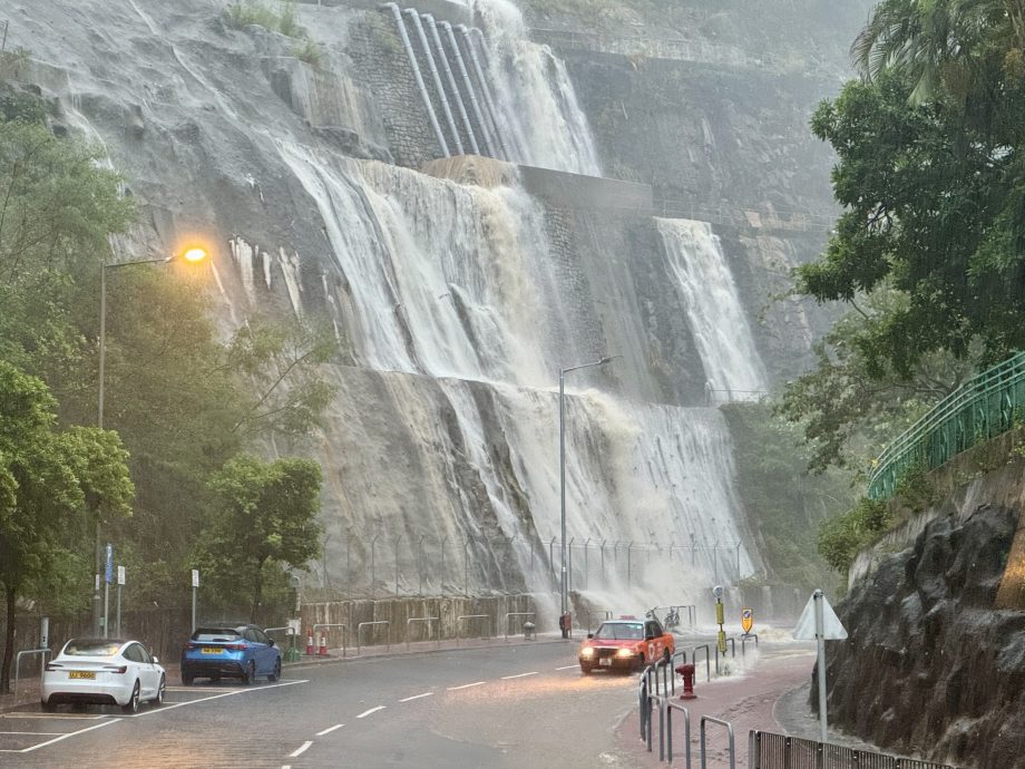 黑色暴雨警告　香港岛东区成泽国　筲箕湾耀兴道惊现瀑布群