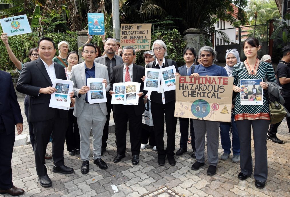 (3图)国会/ C4 联手5大环保团体国会呈备忘录.促政府推动限制有害塑料生产