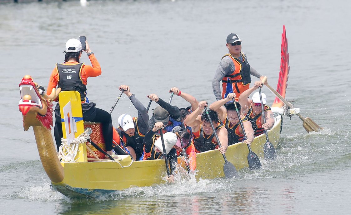 (9/7见报)星角摄/龙舟竞速桨影翻飞 紧张刺激热血沸腾
