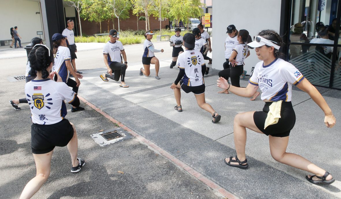 (9/7见报)星角摄/龙舟竞速桨影翻飞 紧张刺激热血沸腾