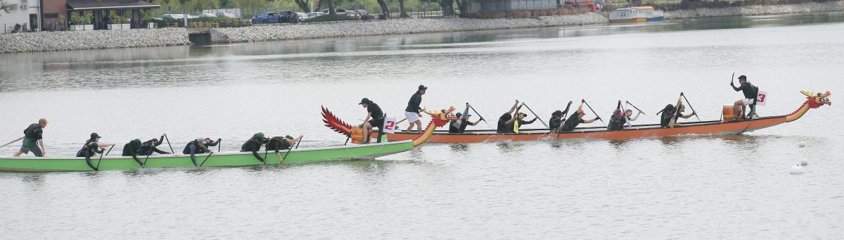 (9/7见报)星角摄/龙舟竞速桨影翻飞 紧张刺激热血沸腾