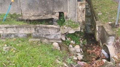 沟塌土石流失数月未修 加亨板厂路居民忧心