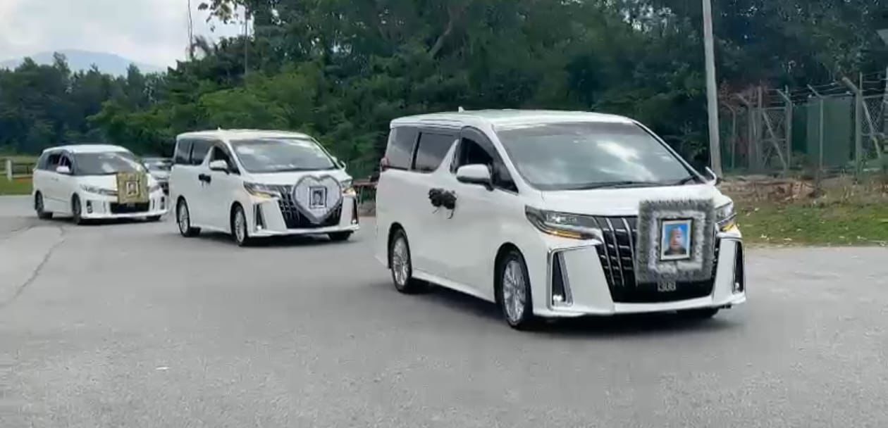 （供星洲网）芙蓉一家三口陈尸家中案 | 3死者被送入火化，教友送最后一程