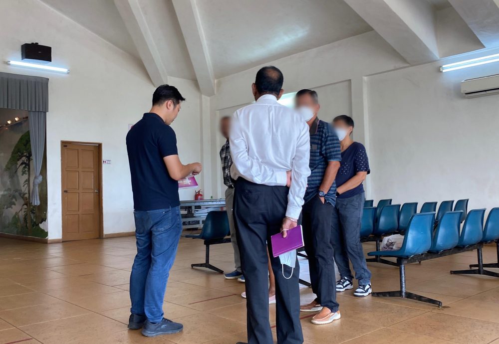 （供星洲网）芙蓉一家三口陈尸家中案 | 3死者被送入火化，教友送最后一程