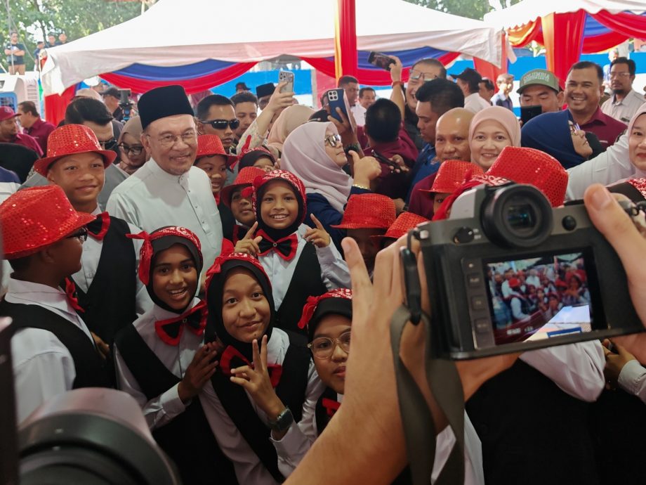 (全国版)安华说,大礼回馈,政府发放高达35亿令吉。