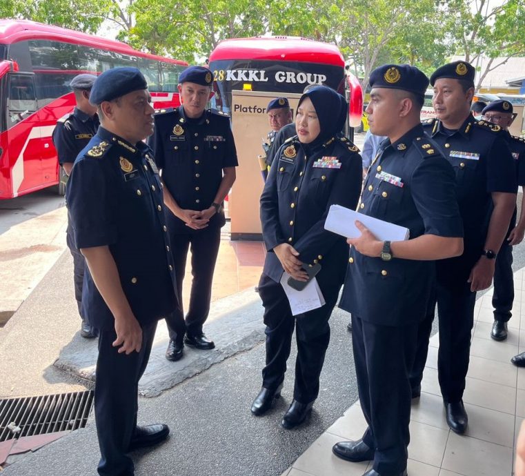 （全国版）巴士乘客需强制系安全带 陆交局总监：仍出现2至3人未系好安全带