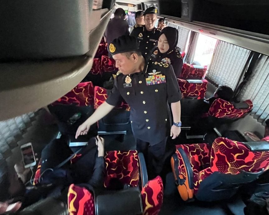 （全国版）巴士乘客需强制系安全带 陆交局总监：仍出现2至3人未系好安全带