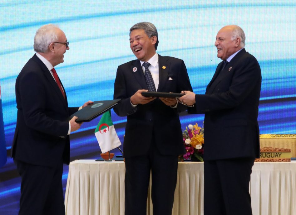 (取代前文)东盟外长会议 / 阿尔及利亚与乌拉圭签署东南亚友好合作条约(TAC)