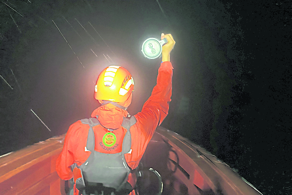  （取代稿）印尼西部船只倾覆 17人获救1人仍失踪