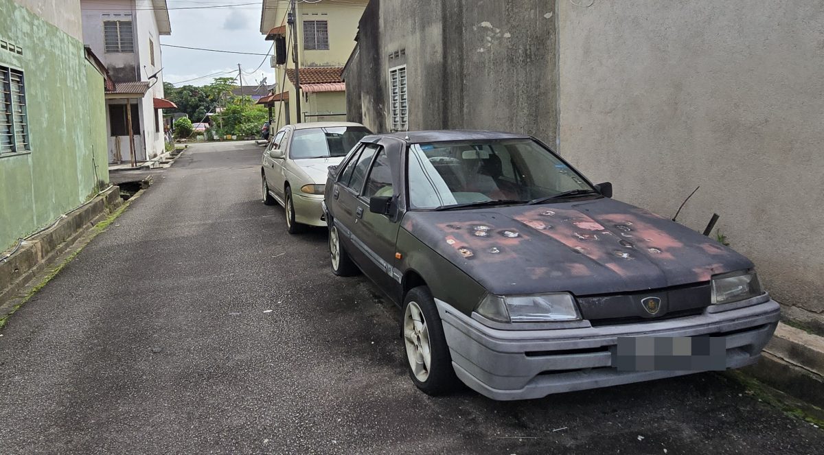 （古城封面主文）数废置汽车霸占花园路，给驾驶人士带来不便