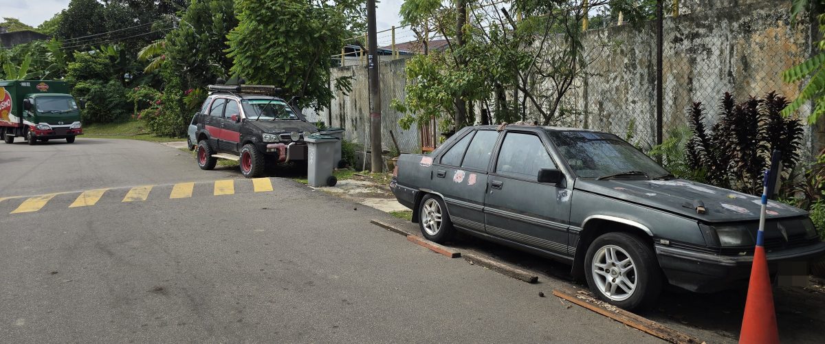 （古城封面主文）数废置汽车霸占花园路，给驾驶人士带来不便