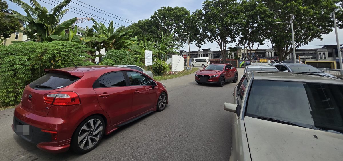 （古城封面主文）数废置汽车霸占花园路，给驾驶人士带来不便