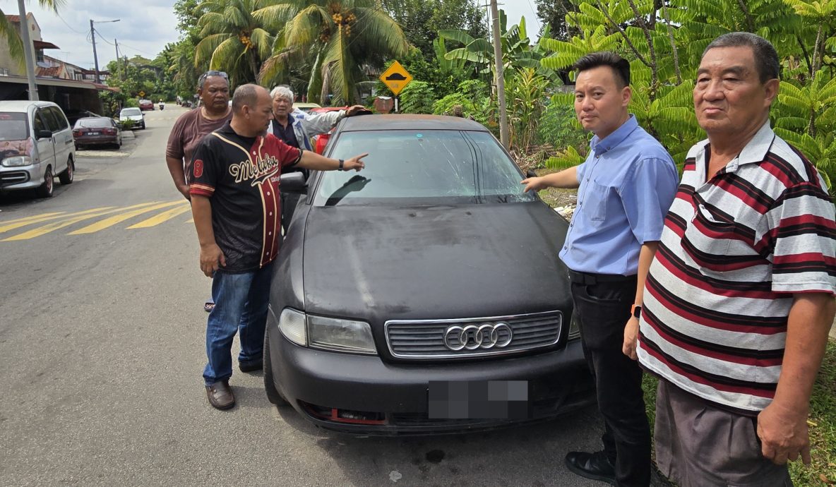 （古城封面主文）数废置汽车霸占花园路，给驾驶人士带来不便