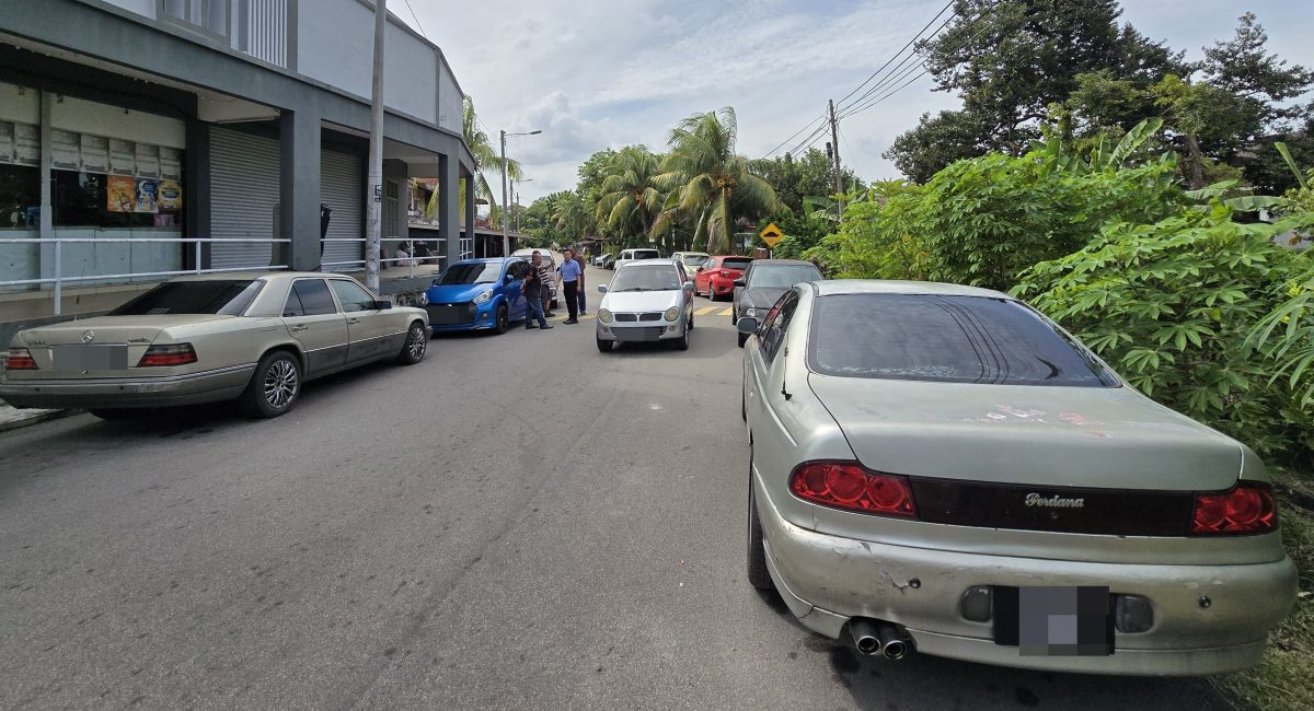 （古城封面主文）数废置汽车霸占花园路，给驾驶人士带来不便