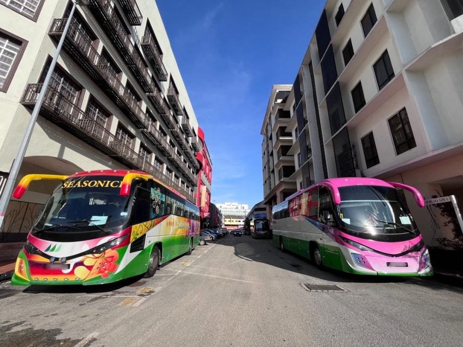(古城封面主文)旅巴占据轿车停车格,市民更难找到位子停车