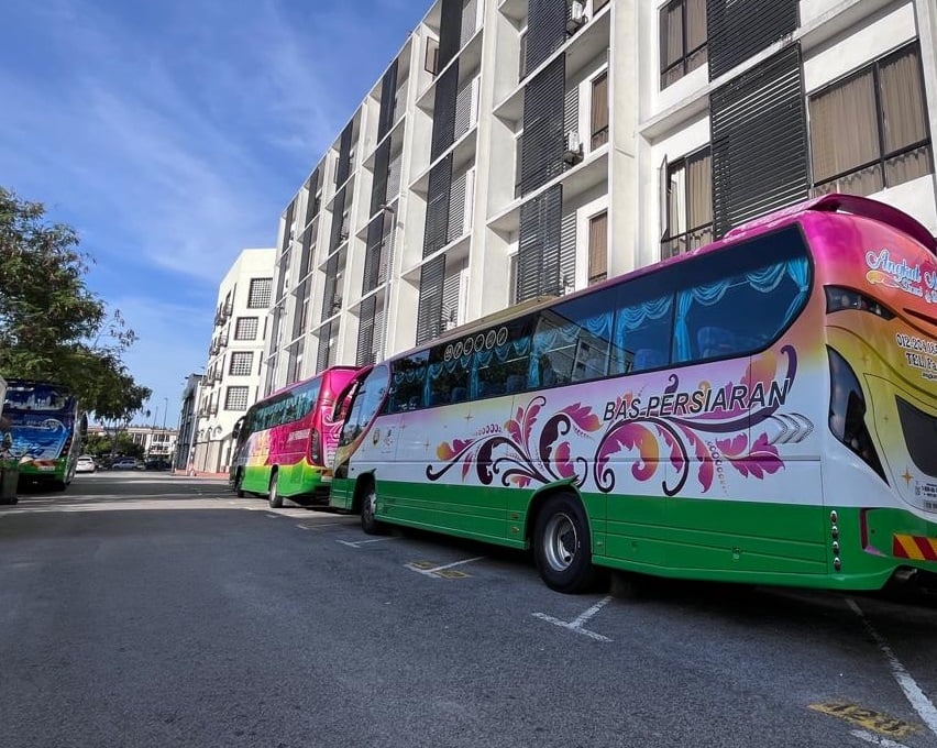 (古城封面主文)旅巴占据轿车停车格,市民更难找到位子停车