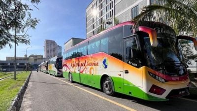 旅巴占用停车位更难找 市民绕行多次找不到无奈
