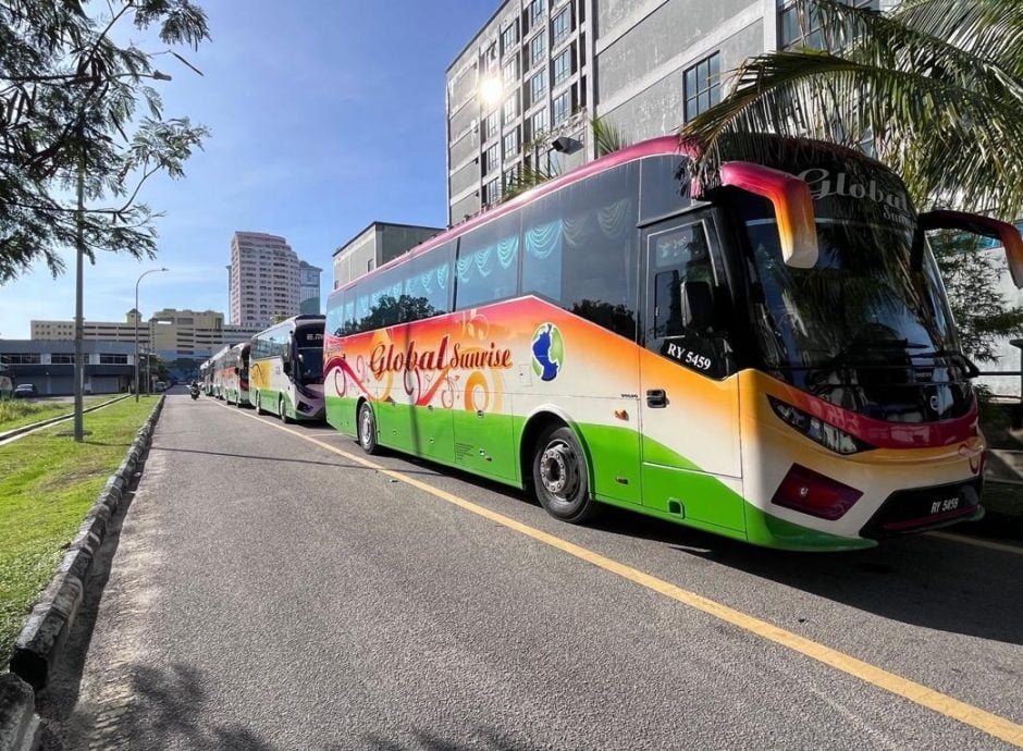 (古城封面主文)旅巴占据轿车停车格,市民更难找到位子停车