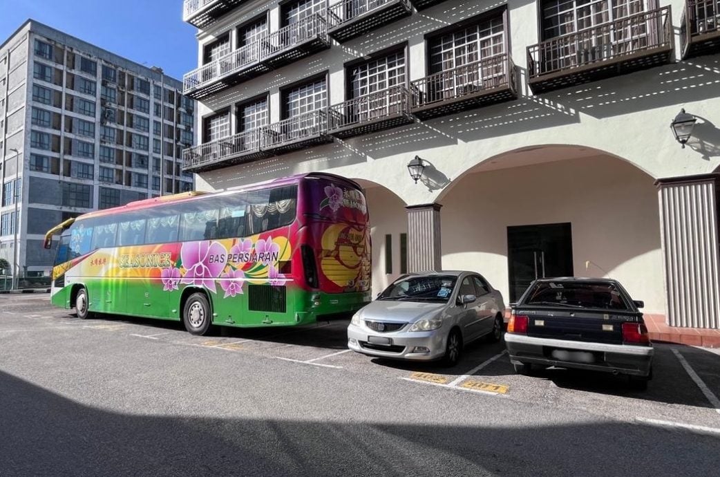 (古城封面主文)旅巴占据轿车停车格,市民更难找到位子停车