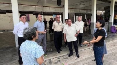 甲华堂董联莅访了解地契问题   房友平吁议员助圣心学校