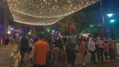 白天夜晚人潮多   红屋一周访客破10万