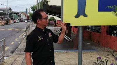 雅佳美浪路一学校前路段 路牌太低刮伤路人