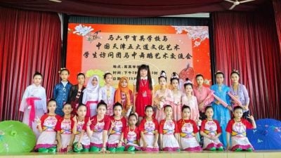 育英小学迎中国代表团   跨国交流舞出精彩