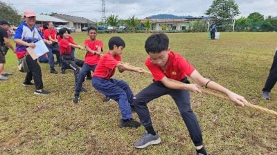 亚罗牙也华小运动会   下雨无阻健儿赛场拼搏