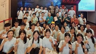 学校及俱乐部率团   参观沈慕羽书法文物馆