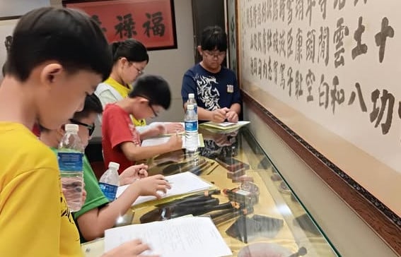 （古城版）爱极乐华小高年级学生参观沈慕羽书法文物馆