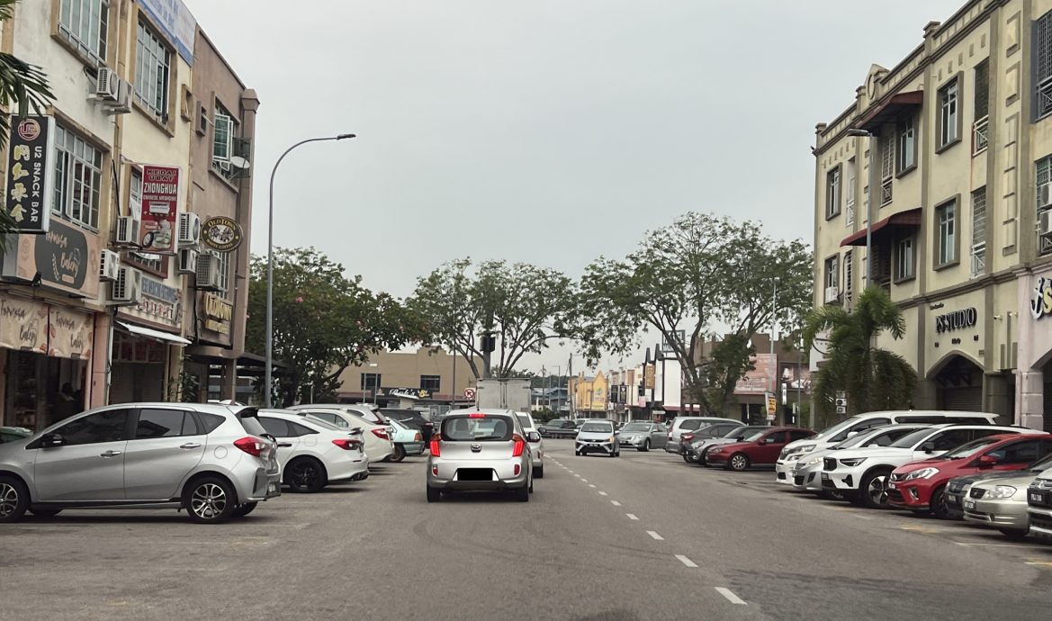 （古城第三版主文）顾客不再因堵车却步·玛琳商家挺取消红绿灯