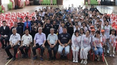 马接峇鲁华小接待中国师生团    学生唱马来民谣展现多元