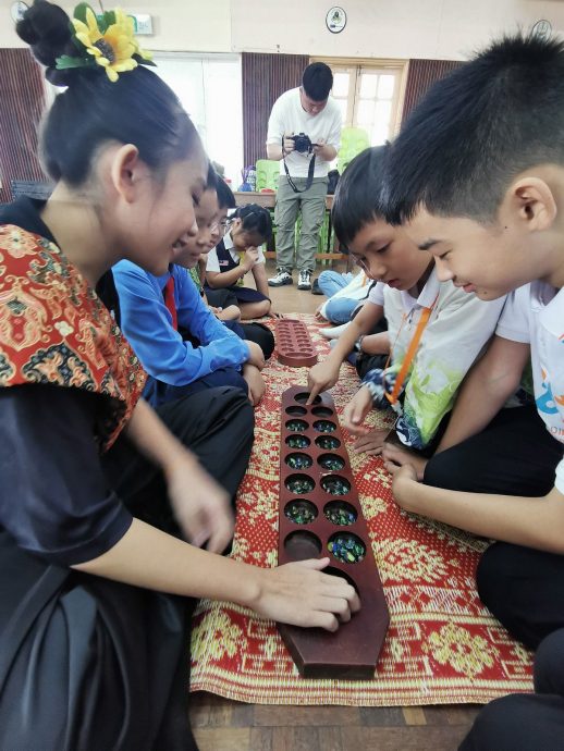 （古城第三版主文）马接峇鲁华小学生以马来民间歌谣展开多元文化的美丽