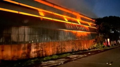 马六甲武吉南眉工业区家具厂火灾 消拯员8小时才完成灭火
