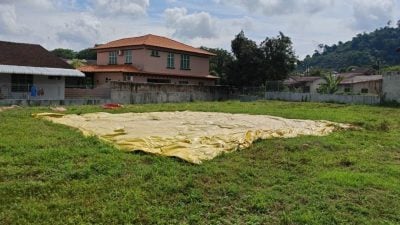 地主为防杂草生长   空地铺塑料布养蚊