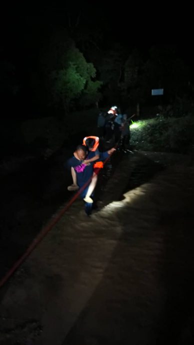 (大北马)12人嬉水遇湍流受困 消拯员架绳救援全员脱险