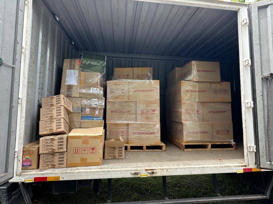 (大北马)2男途经路障神情可疑,PGA临检揭从泰走私未经批准美妆品药品