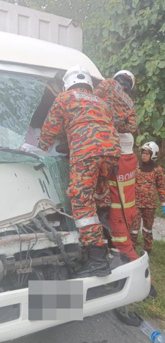 （大北马）2罗里车祸 跟车员受困被救出