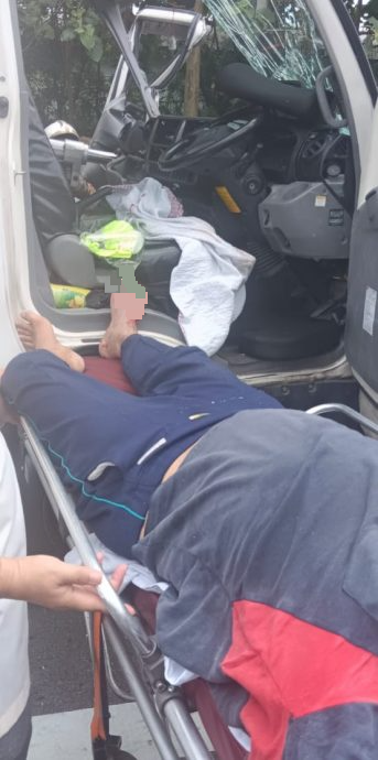 （大北马）2罗里车祸 跟车员受困被救出