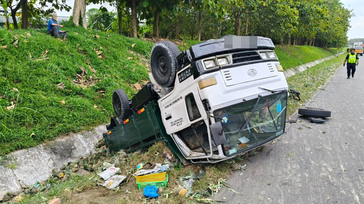 （大北马）2罗里车祸 跟车员受困被救出