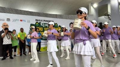 “携带你自己的容器”   饭盏跳健身舞宣传环保