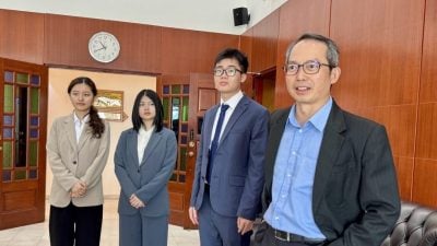 中国学生拜会刘子健   展开近一个月实习