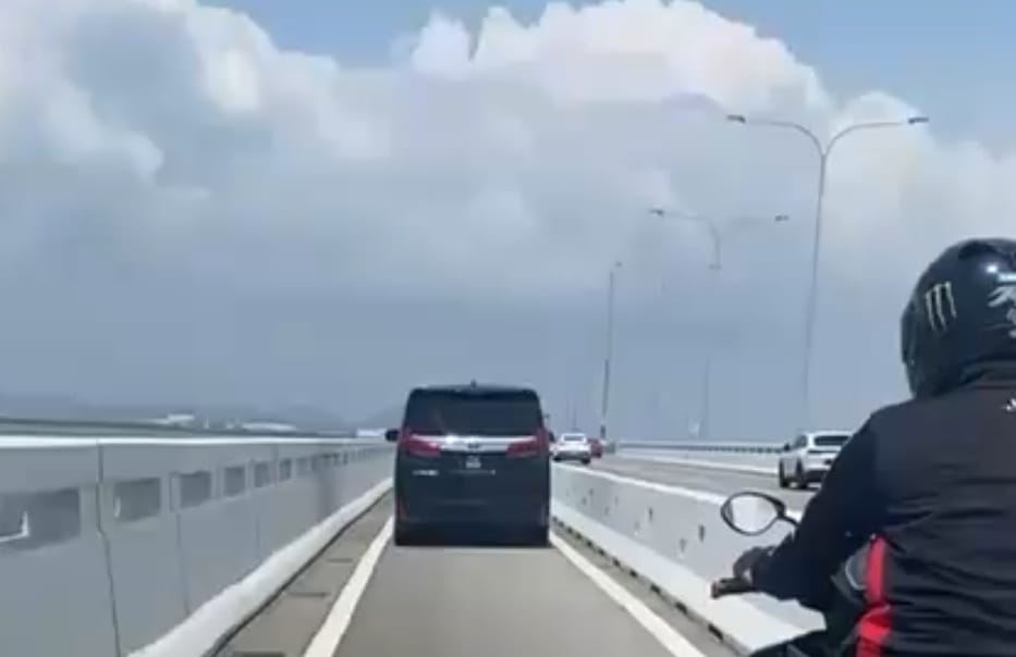 （大北马）丰田休闲车误闯摩托车道