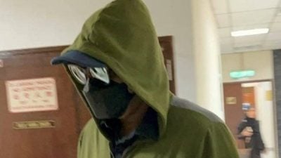 涉嫌索贿金1万3000 官员被控 否认有罪