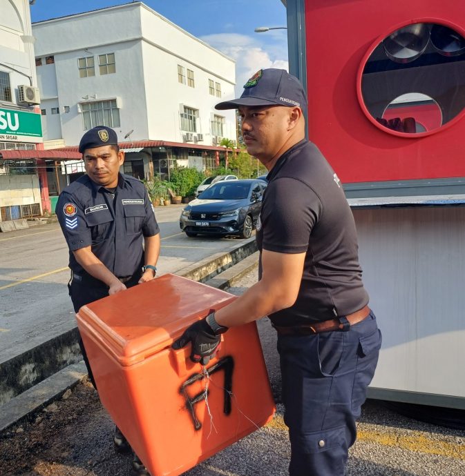 双溪大年市议会执法人员取缔小贩擅自增设设施和乱放物品