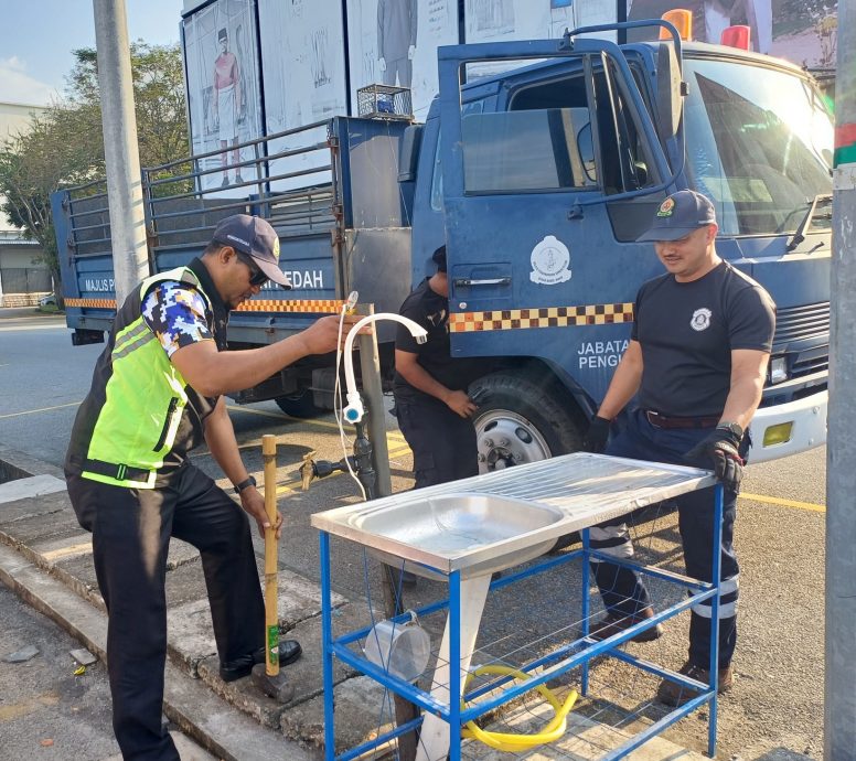 双溪大年市议会执法人员取缔小贩擅自增设设施和乱放物品