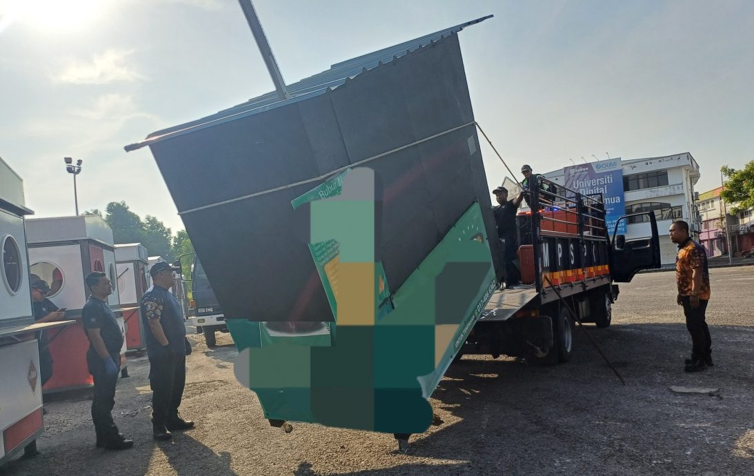 双溪大年市议会执法人员取缔小贩擅自增设设施和乱放物品